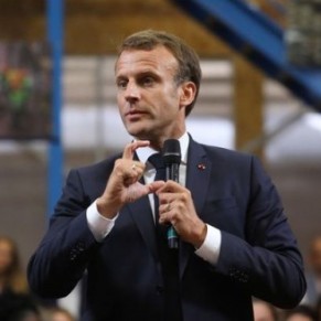 Emmanuel Macron appelle au discernement - Homophobie dans les stades