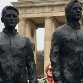 Une statue d'hommage  Chelsea Manning en homme cre la consternation  - Berlin 