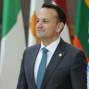 Le Premier ministre ouvertement gay cde temporairement son poste dans le cadre d'une coalition - Irlande 