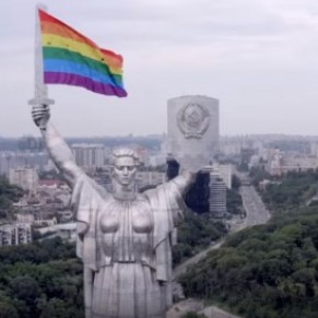 Des militants LGBT font flotter le drapeau gay sur l'un des monuments de Kiev  - Ukraine 