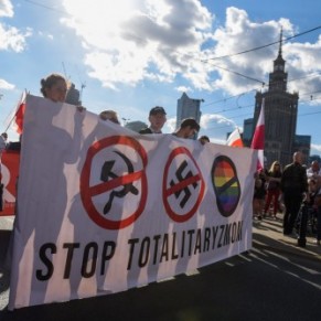 Des manifestants brûlent des drapeaux gay lors de l'anniversaire du soulèvement anti-nazi de Varsovie - Pologne 