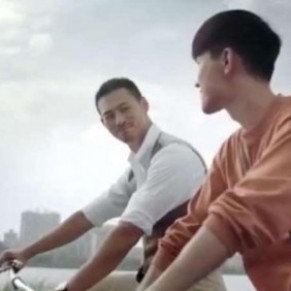 Un couple homo ou un pre et son fils? Une pub Cartier moque en Chine - Business