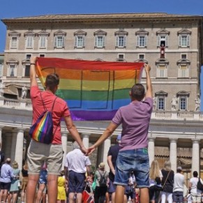 Un couple gay polonais dploie un drapeau gay appelant  l'aide devant le pape Franois  - Vatican 
