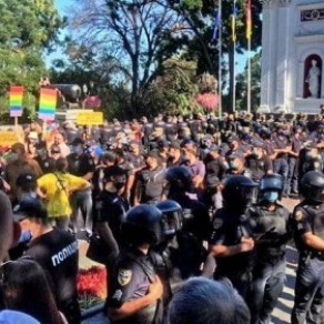 Des nationalistes attaquent le rassemblement de la gay pride d'Odessa - Ukraine 