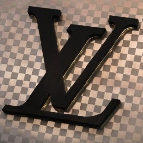 Performance anti-raciste et anti-homophobe pour Louis Vuitton - Mode 