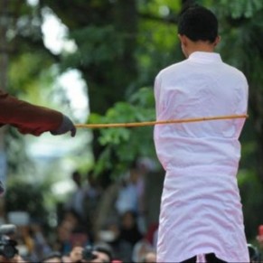 Un couple homosexuel puni d'une peine de flagellation  - Indonsie 