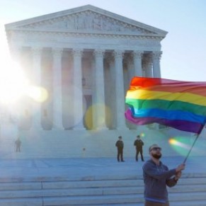 Biden fait un premier pas vers une rforme de la Cour suprme - USA / Droits LGBT
