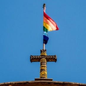 Des drapeaux LGBT flottant sur des glises gay-friendly vandaliss - Auriche