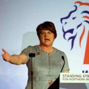La Premire ministre d'Irlande du Nord pousse  la dmission  - Brexit / Thrapies de conversion
