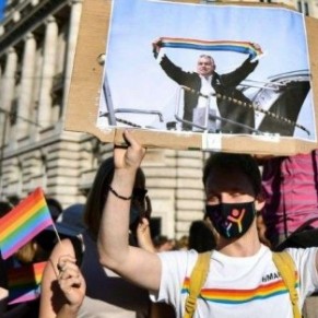 Manifestation contre la loi interdisant la représentation de l'homosexualité - Hongrie 