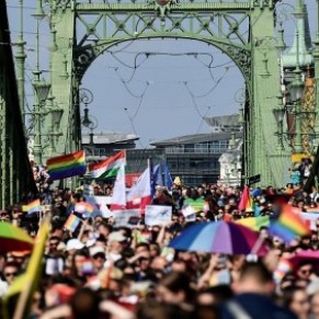Des dizaines de milliers de participants  la plus grande marche LGBT de Hongrie  - Budapest Pride 