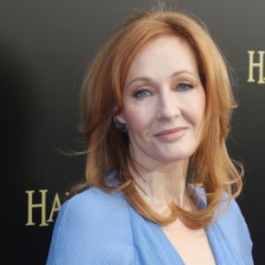 J. K. Rowling, accusée de transphobie, se dit menacée après la révélation de son adresse - Transgenres 