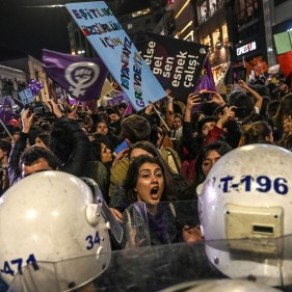 La police tire des gaz lacrymogènes contre des femmes manifestant - Turquie  