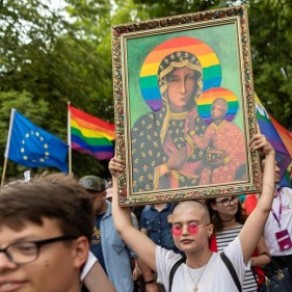 Les femmes ayant collé des affiches de la Vierge Marie avec un arc-en-ciel acquittées en appel - Pologne