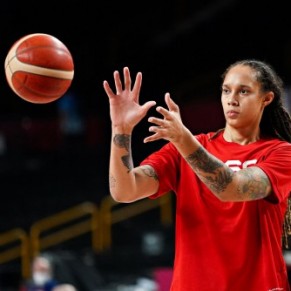 La championne amricaine lesbienne de basket dtenue en Russie, dans l'ombre de la guerre en Ukraine