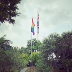 L'Indonésie convoque l'ambassadeur britannique à cause d'un drapeau LGBT - Diplomatie  